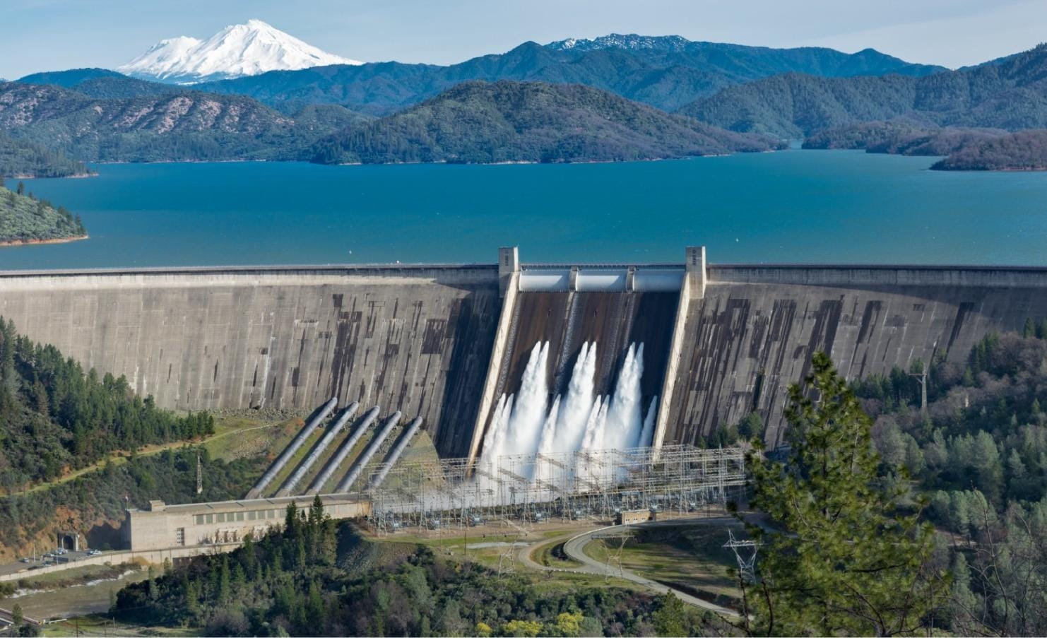 Perú — ciudad costera y puente